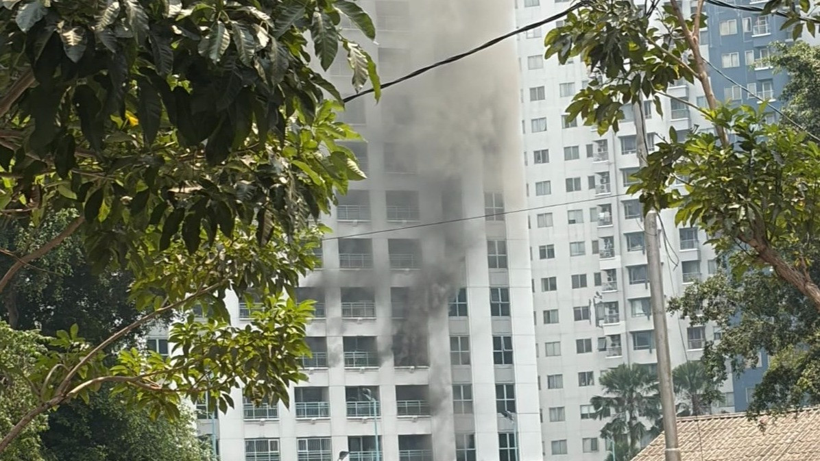 Kebakaran melanda bangunan lantai 5 di Apartemen Pavilion, Jalan KH. Mas Mansyur, Tanah Abang, Jakarta Pusat, Jumat (4/9).