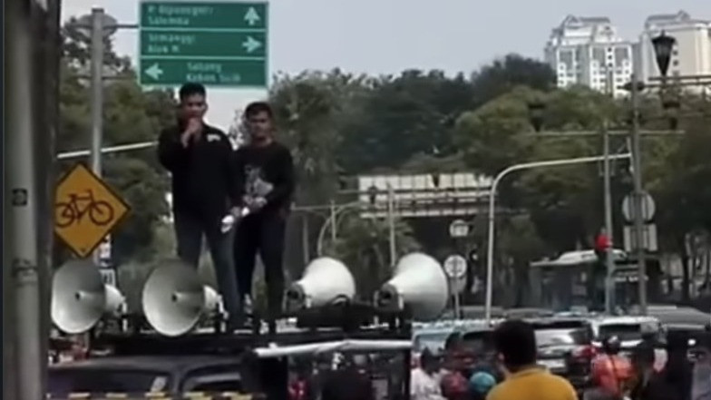 Massa Persatuan Barisan Rakyat Indonesia (PBRI) yang menggelar aksi di depan Deutsche Bank Building, Kamis, 3 September 2026.