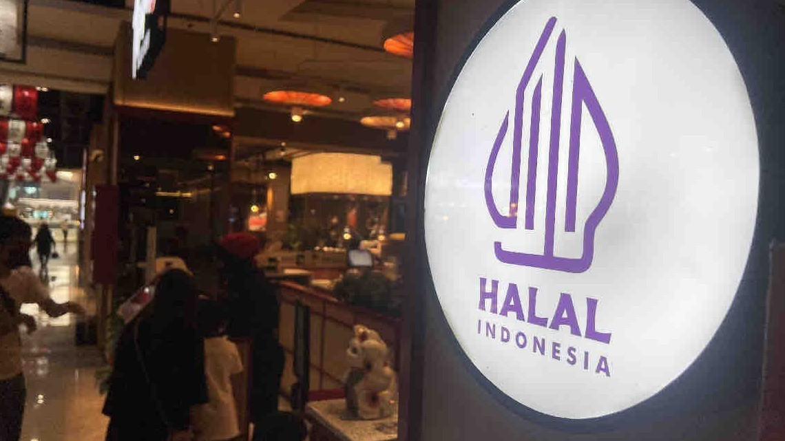 Ilustrasi logo Halal di salah satu pusat perbelanjaan atau mal di Jakarta