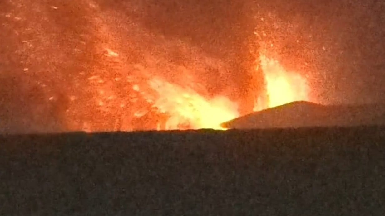 Lava pijar menyembur dari erupsi Gunung Anak Krakatau, pada Sabtu petang (5/9/2026).