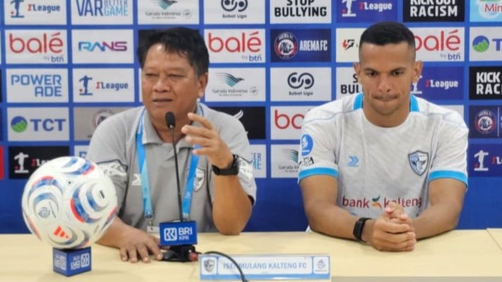 Pelatih Isenmulang Kalteng FC Mundari Karya (kiri) dan pesepakbola Leo Lelis (kanan)