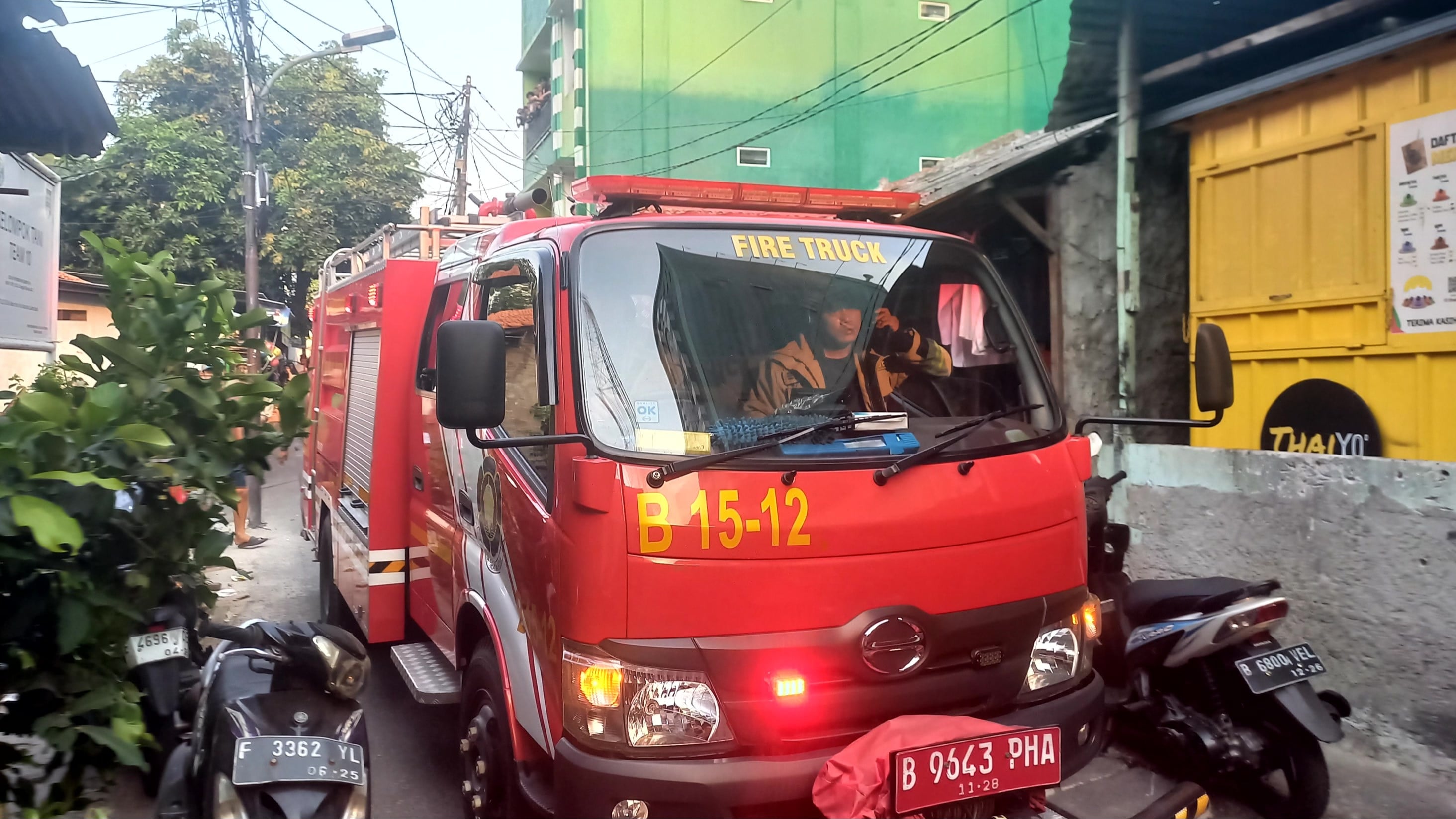 Mobil pemadam kebakaran tiba di lokasi kebakaran dekat gudang properti stasiun televisi di Kebon Jeruk, Jakarta Barat, Minggu (6/9/2026).