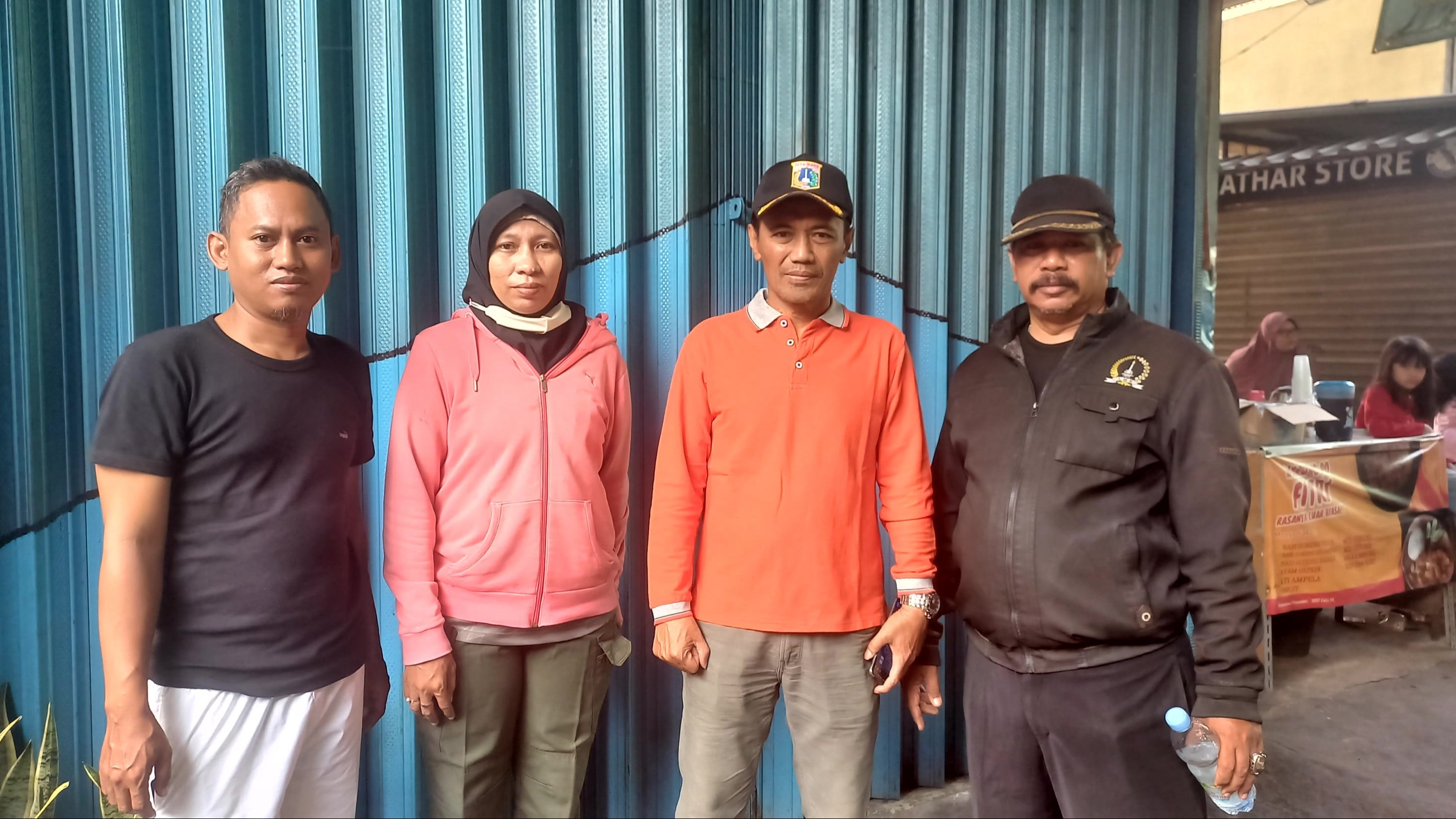 Lurah Kebon Jeruk, Mahrur (baju oranye), saat meninjau pemadaman kebakaran di Jeruk Manis 3 dan 5, Kebon Jeruk, Jakarta Barat, Minggu (6/9/2026).