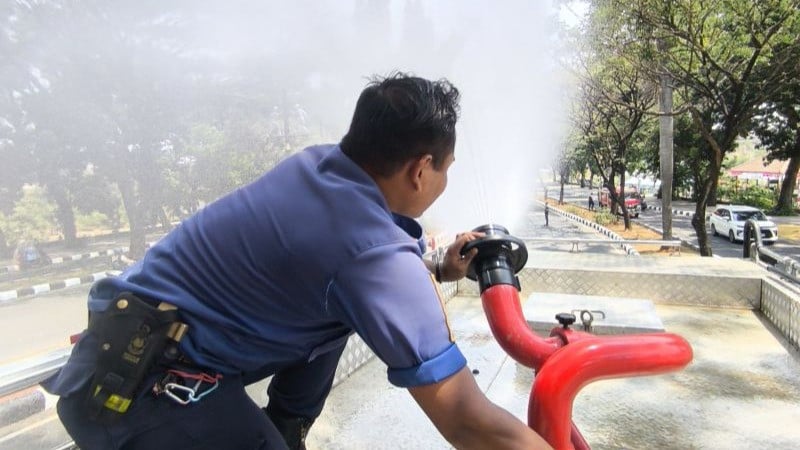 Anggota pemadam kebakaran melakukan penyemprotan di Jalan Tegar Beriman, Cibinong, Kabupaten Bogor, Jawa Barat, Minggu (6/9/2026).