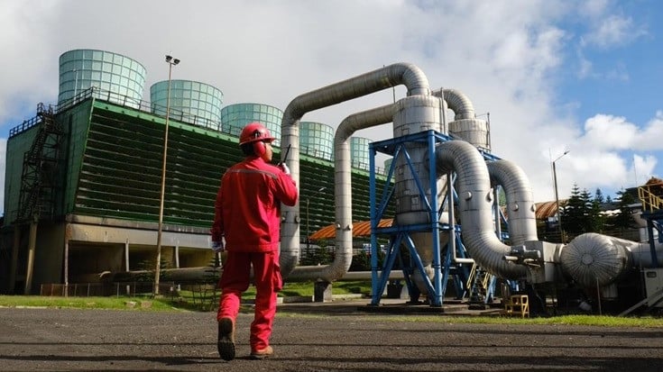 Pegawai PLN yang bertugas di salah satu pembangkit EBT PLTP Kamojang berkapasitas 140 megawatt (MW)
