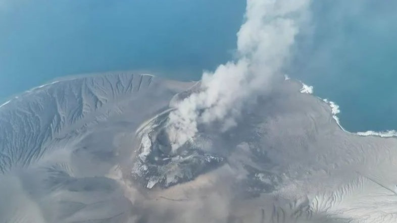 Tampilan foto udara erupsi Gunung Anak Krakatau.
