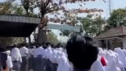 Ratusan siswa mencoba mengejar oknum guru terduga pelaku pencabulan terhadap siswi SMAN 1 Pamanukan Subang