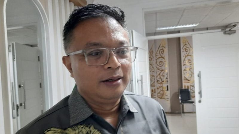 Anggota DPRD Jawa Barat Zaini Shofari memberikan keterangan di Bandung.