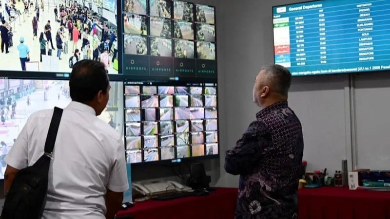 Menteri Perhubungan Dudy Purwagandhi (kiri) memantau perkembangan dampak erupsi Gunung Anak Krakatau di Bandara Internasional Soekarno-Hatta, Tangerang, Minggu (6/9/2026).