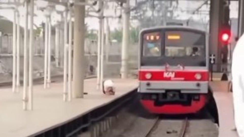 KRL nyaris tabrak seorang pria yang nekat melompat ke jalur 2 Stasiun Tanah Abang, Jakarta viral