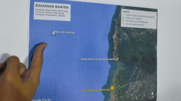 Personel Basarnas Banten menunjukkan peta posisi terakhir kapal yang hilang kontak di Posko SAR Nasional, Pandeglang, Banten, Selasa (8/9/2026).