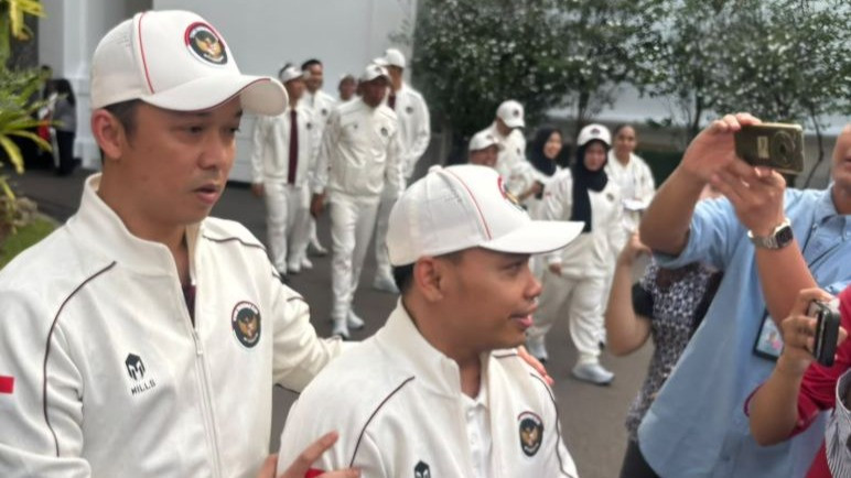 Wakil Menteri Pemuda dan Olahraga Taufik Hidayat dan atlet angkat besi senior Eko Yuli Irawan memberi keterangan pada wartawan di kompleks Istana Kepresidenan Jakarta, Rabu (9/9/2026)