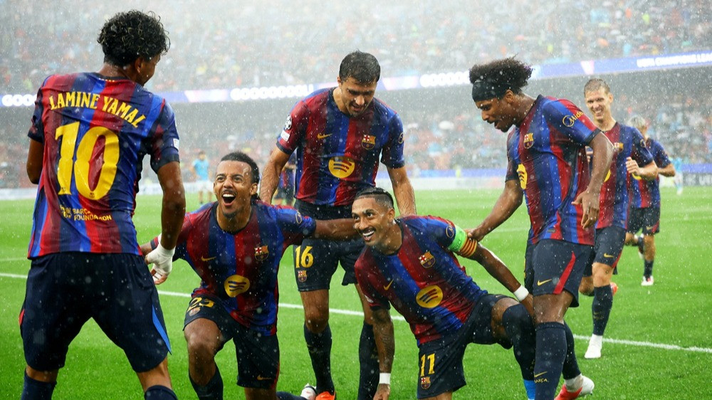 Skuad Barcelona rayakan gol Raphinha kontra Feyenoord