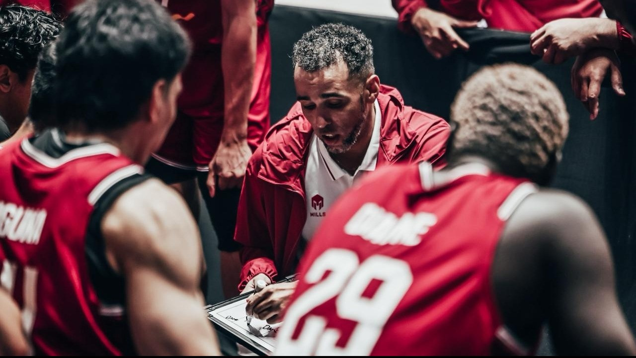 Coach David Singleton saat memberikan arahan kepada pemain