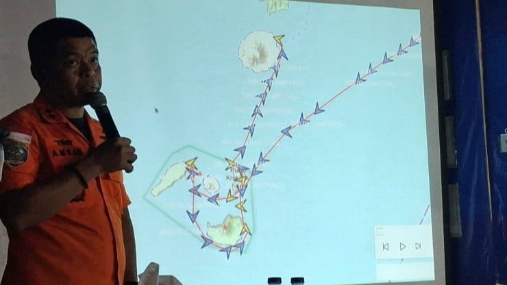 Kepala Kantor SAR Banten Al Amrad menyampaikan laporan hasil pencarian hari keempat lima jurnalis dan tiga awak kapal yang hilang saat meliput erupsi Gunung Anak Krakatau, Jumat (11/9).