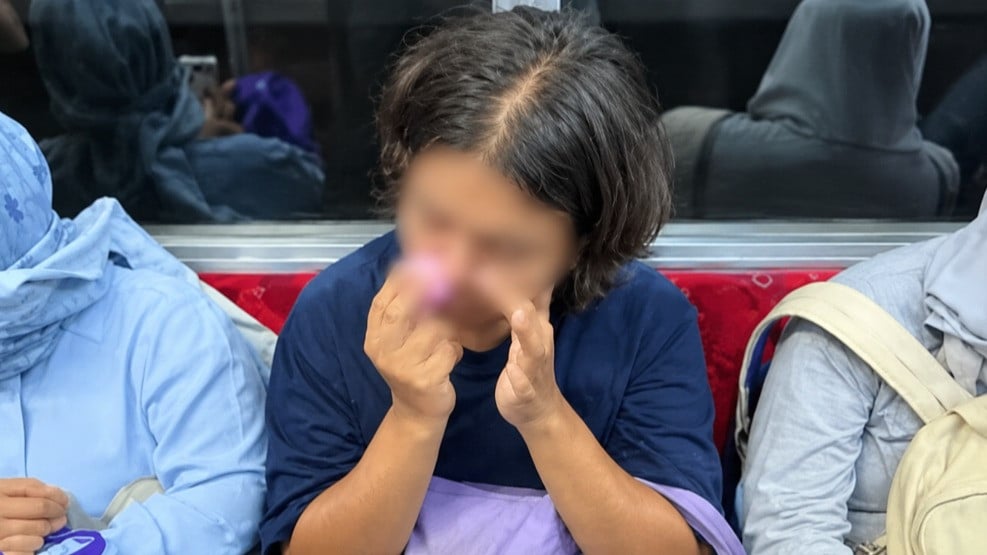 Video ibu-ibu diduga menghirup kamper sambil marah-marah dalam KRL rute Manggarai-Bogor viral di media sosial