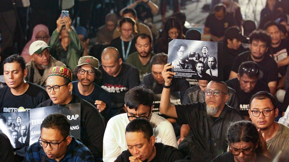 Pewarta Foto Indonesia (PFI) menggelar doa bersama untuk lima jurnalis dan tiga kru kapal yang hilang kontak saat melakukan peliputan Gunung Anak Krakatau di kawasan Bundaran HI, Jakarta Pusat, Jumat (11/9/2026).