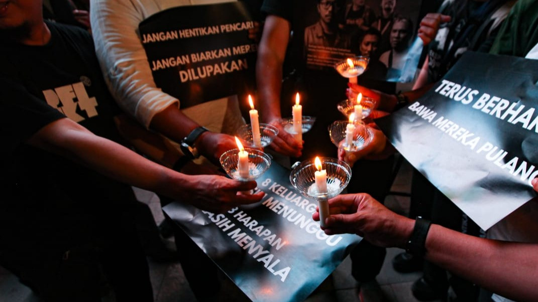 Pewarta Foto Indonesia (PFI) menggelar doa bersama untuk lima jurnalis dan tiga kru kapal yang hilang kontak saat melakukan peliputan Gunung Anak Krakatau di kawasan Bundaran HI, Jakarta Pusat, Jumat (11/9/2026).