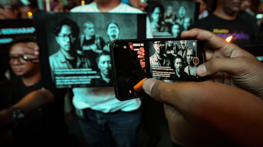 Pewarta Foto Indonesia (PFI) menggelar doa bersama untuk lima jurnalis dan tiga kru kapal yang hilang kontak saat melakukan peliputan Gunung Anak Krakatau di kawasan Bundaran HI, Jakarta Pusat, Jumat (11/9/2026).