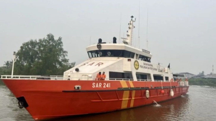 Basarnas mengerahkan KN SAR Laksmana 241 untuk mencari Kapal Virgo Transport 8 yang hilang kontak, Minggu (13/9/2026)