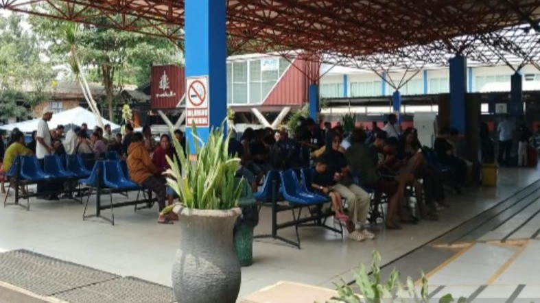 Beberapa keluarga korban dari kecelakaan Kapal Virgo Transport 8
