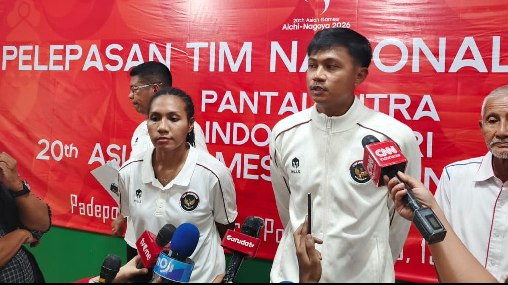 Pemain Timnas Voli Putri Indonesia, Mediol Yoku (kiri) dan atlet voli pantai Indonesia, Bintang Akbar (kanan).