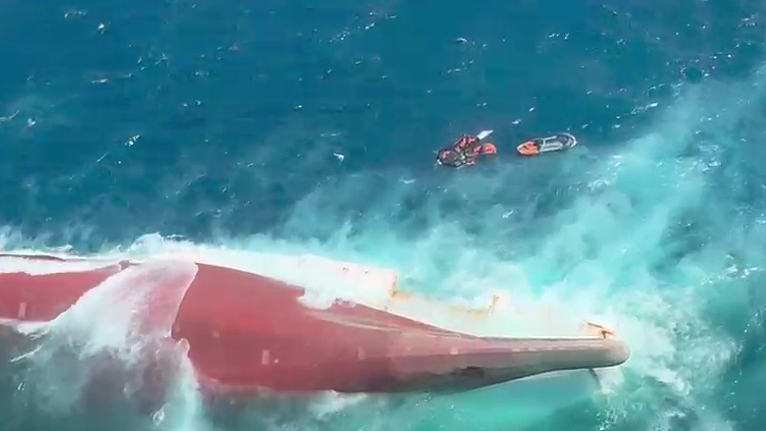 Kapal Virgo Transport 8 yang terbaalik di Laut Jawa.