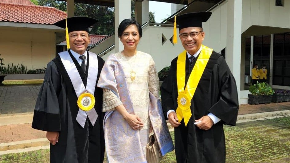 Menteri Keuangan Suahasil Nazara (kiri) dan Wakil Ketua Umum Kadin Bidang Perindustrian Saleh Husin (kanan).