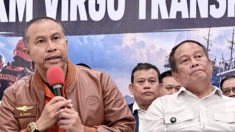 Kepala Basarnas Mohammad Syafii (kiri) dalam konferensi pers perkembangan operasi SAR kecelakaan Kapal Virgo Transport 8, di Pelabuhan Trisakti, Banjarmasin, Senin (14/9/2026) malam.