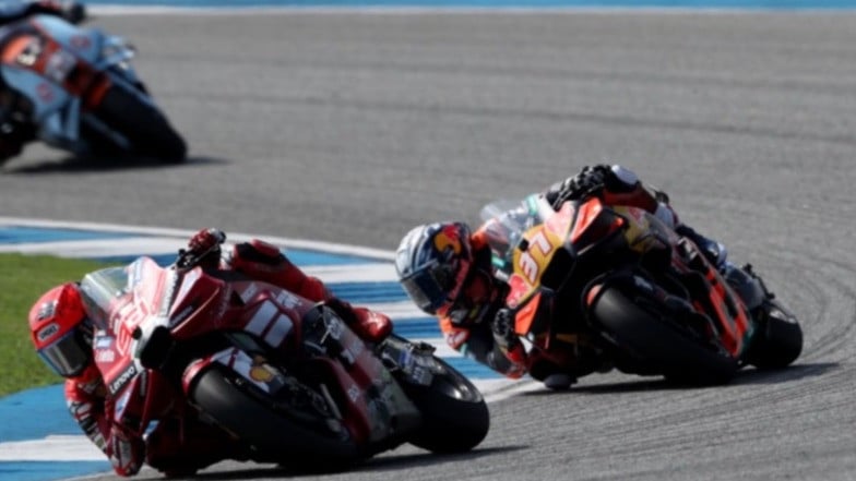 Marc Marquez dan Pedro Acosta saat duel sengit di sprint race MotoGP Thailand 2026