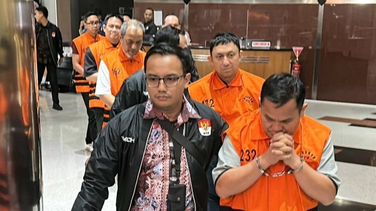 Para tersangka OTT ATR/BPN menuju mobil tahanan setelah menjalani pemeriksaan oleh KPK di Gedung Merah Putih KPK, Jakarta, Selasa (15/9/2026).