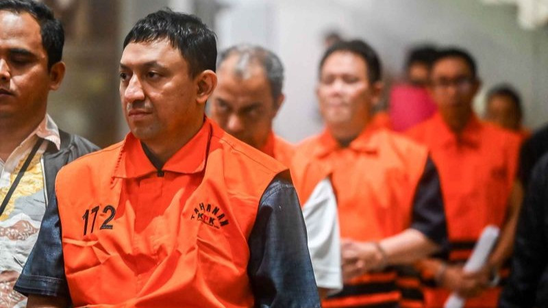 Ketua DPP Partai Golkar Fahd El Fouz alias Fahd Arafiq (kiri) berjalan menuju mobil tahanan usai menjalani pemeriksaan di Gedung Merah Putih KPK, Jakarta, Selasa (15/9/2026).
