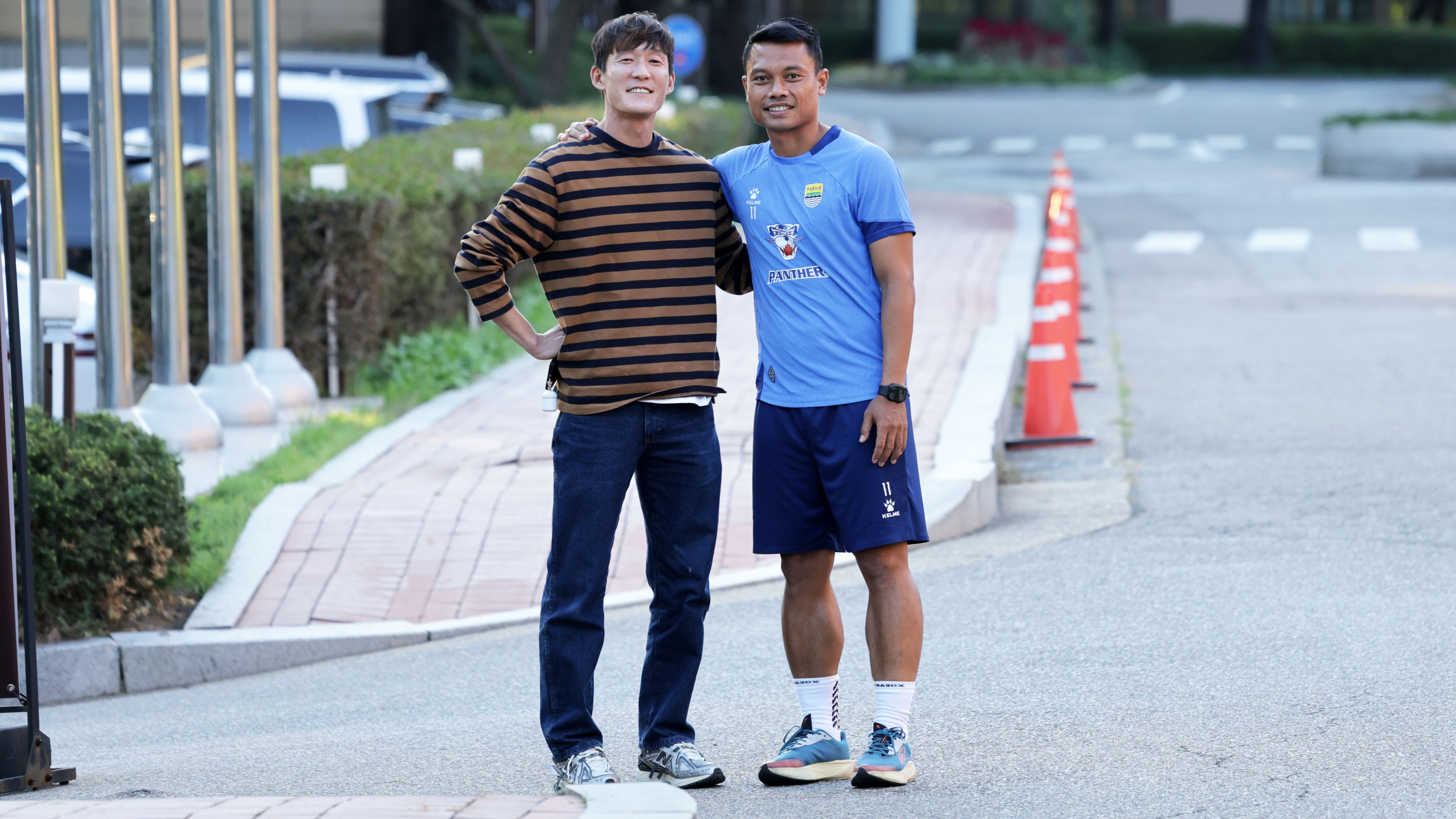 Mantan pemain Persib, Oh In-kyun (kiri) bersama Dedi Kusnandar