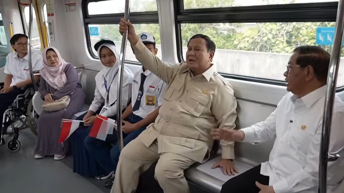 Presiden RI Prabowo Subianto saat mencoba LRT Kelapa Gading–Manggarai.