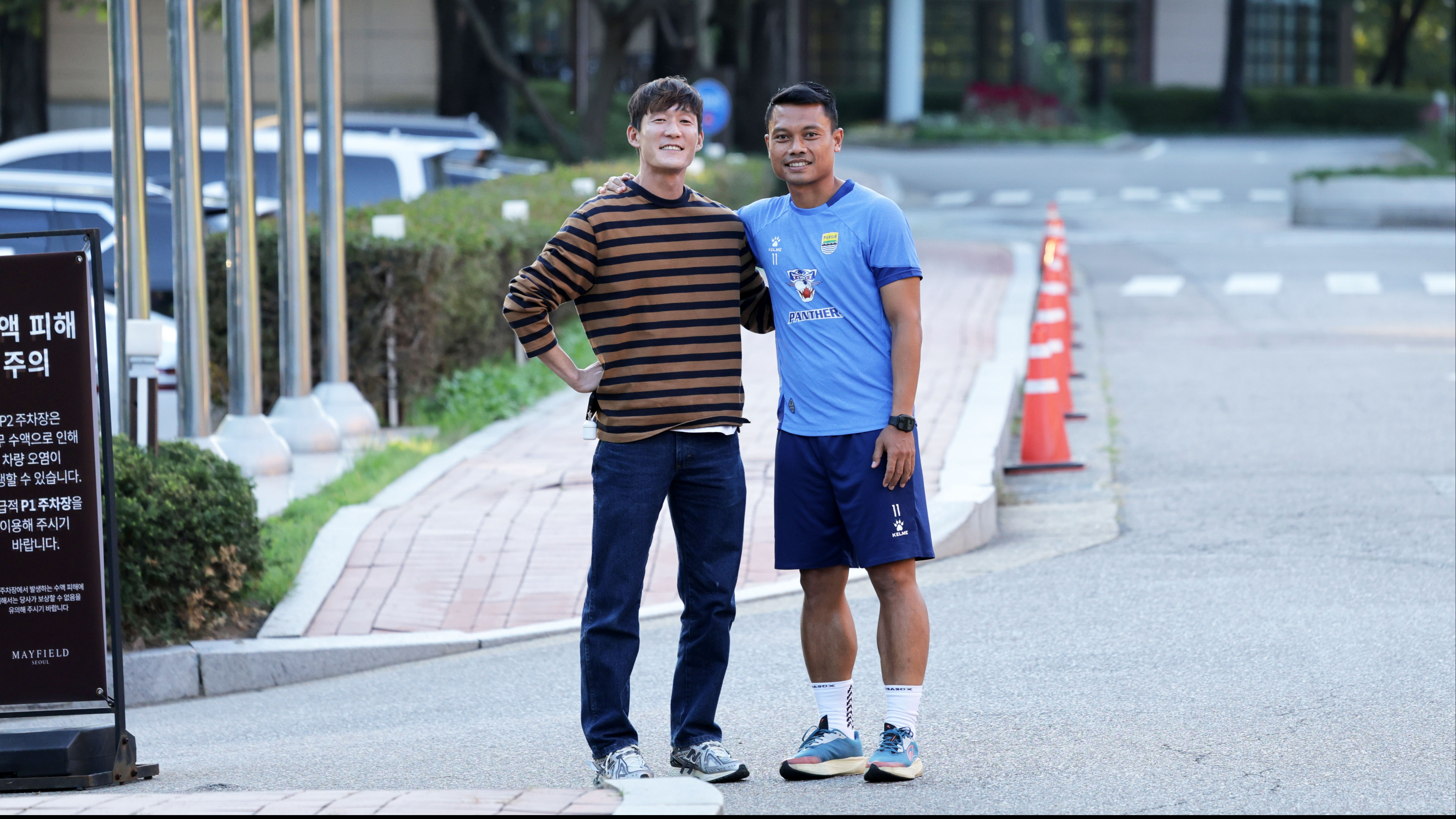 Kalah di Kandang, Pelatih FC Seoul Salahkan Taktik Persib Bandung: Mereka Main Bertahan
            - galeri foto