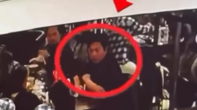Siapa Pria Berbaju Hitam yang Menendang Wanita Berbaju Putih di Foodcourt Mall Hingga Tersungkur? Video Viral, Polisi Cek CCTV
            - galeri foto