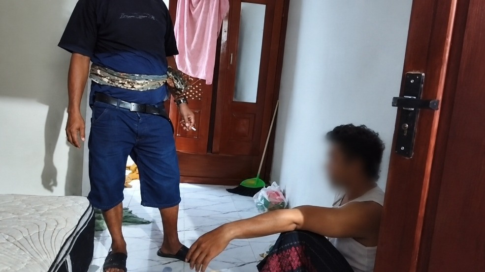 Peristiwa penggerebekan Kepala Desa (Kades) Rejoso Kidul, Kecamatan Rejoso, Kabupaten Pasuruan, H (31) saat berduaan dengan istri orang di kamar kos