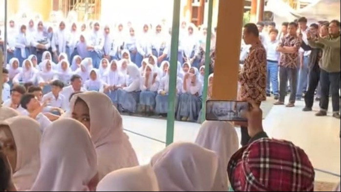 Siswa SMAN 1 Sentolo menggelar aksi protes di depan ruang guru BK terkait kasus dugaan pelecehan seksual