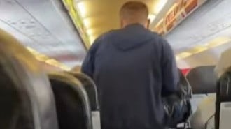 Pria WNA asal Tiongkok saat mencuri tas dan barang milik penumpang lain dalam penerbangan pesawat rute Denpasar-Jakarta viral di media sosial