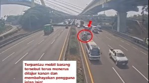 Video rekaman CCTV yang viral memperlihatkan mobil pikap overload di lajur cepat Jalan Tol Jakarta-Cikampek
