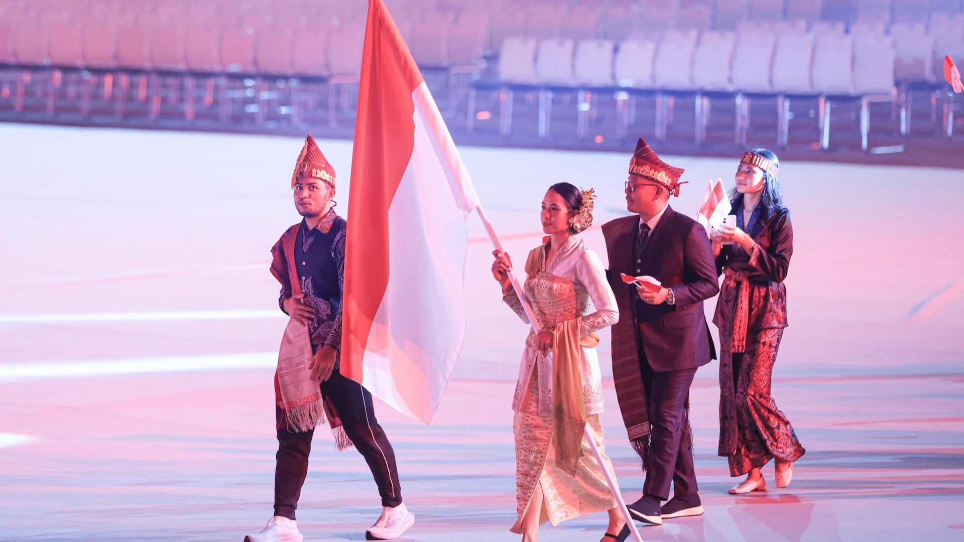 Dua atlet muda, Dewa Ayu Made Sriartha Kusuma Dewi dan Daniel Hutapea, Sebagai Pembawa Bendera Indonesia di Defile Opening Ceremony Asian Games 2026