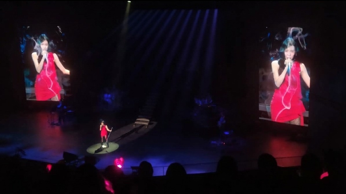 Tiffany Young di Konser Edge of Calm Jakarta