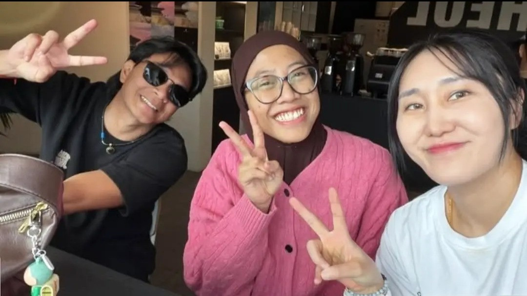 Megawati Hangestri bersama suaminya Dio Novandra saat makan bareng Yeum Hye-seon