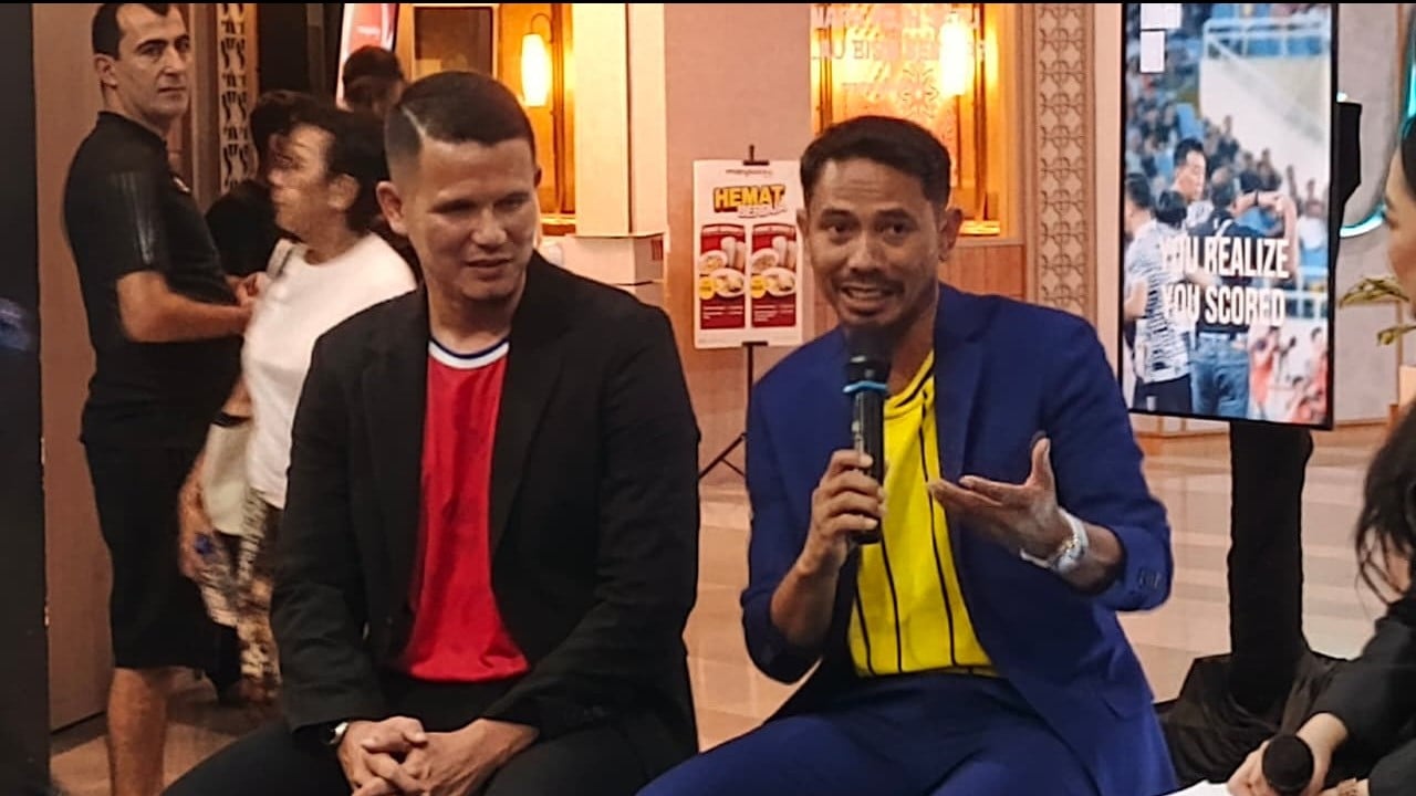 Legenda sepak bola Singapura, Baihakki Khaizan (kiri)