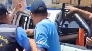 Calon Gubernur Regional Áncash, Peru, Susy Isabel Aponte Polo saat dievakuasi polisi setempat setelah menjadi korban insiden penembakan