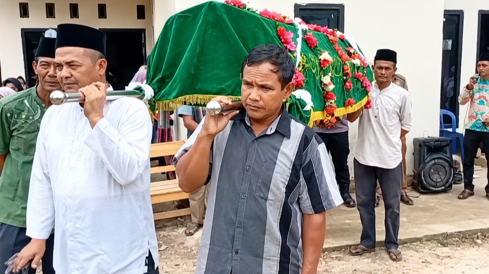 Potret jenazah Reyhan Arisyah Putra, siswa SD di Lampung Tengah yang meninggal dunia diduga akibat tersedak biji kelengkeng menu MBG akan dimakamkan warga