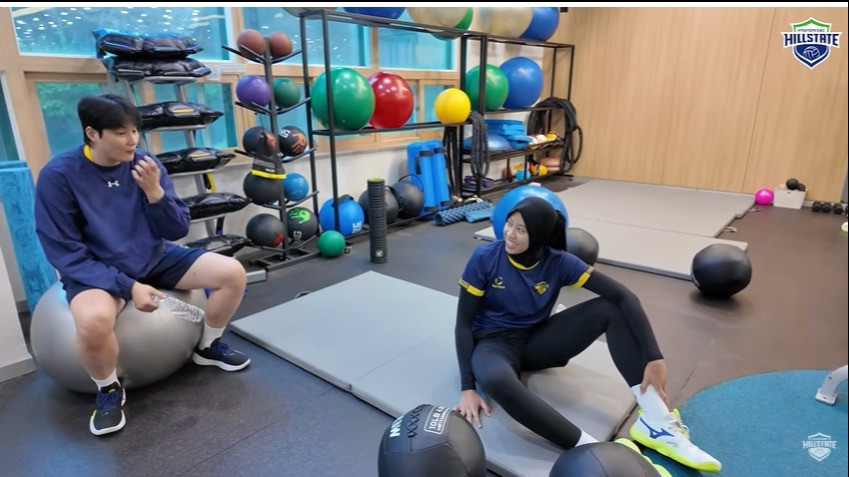 Kim Hee-jin berbincang dengan Megawati Hangestri.