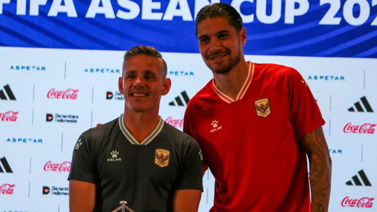 Pelatih Timnas Indonesia John Herdman bersama kapten tim Kevin Diks