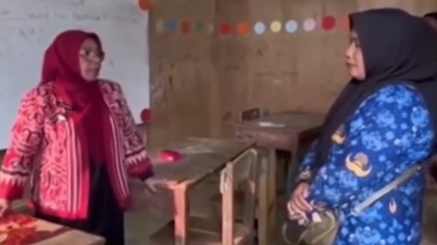 Wakil Bupati Kampar, Riau, Misharti saat menegur guru SD yang viralkan video sekolah berdinding triplek