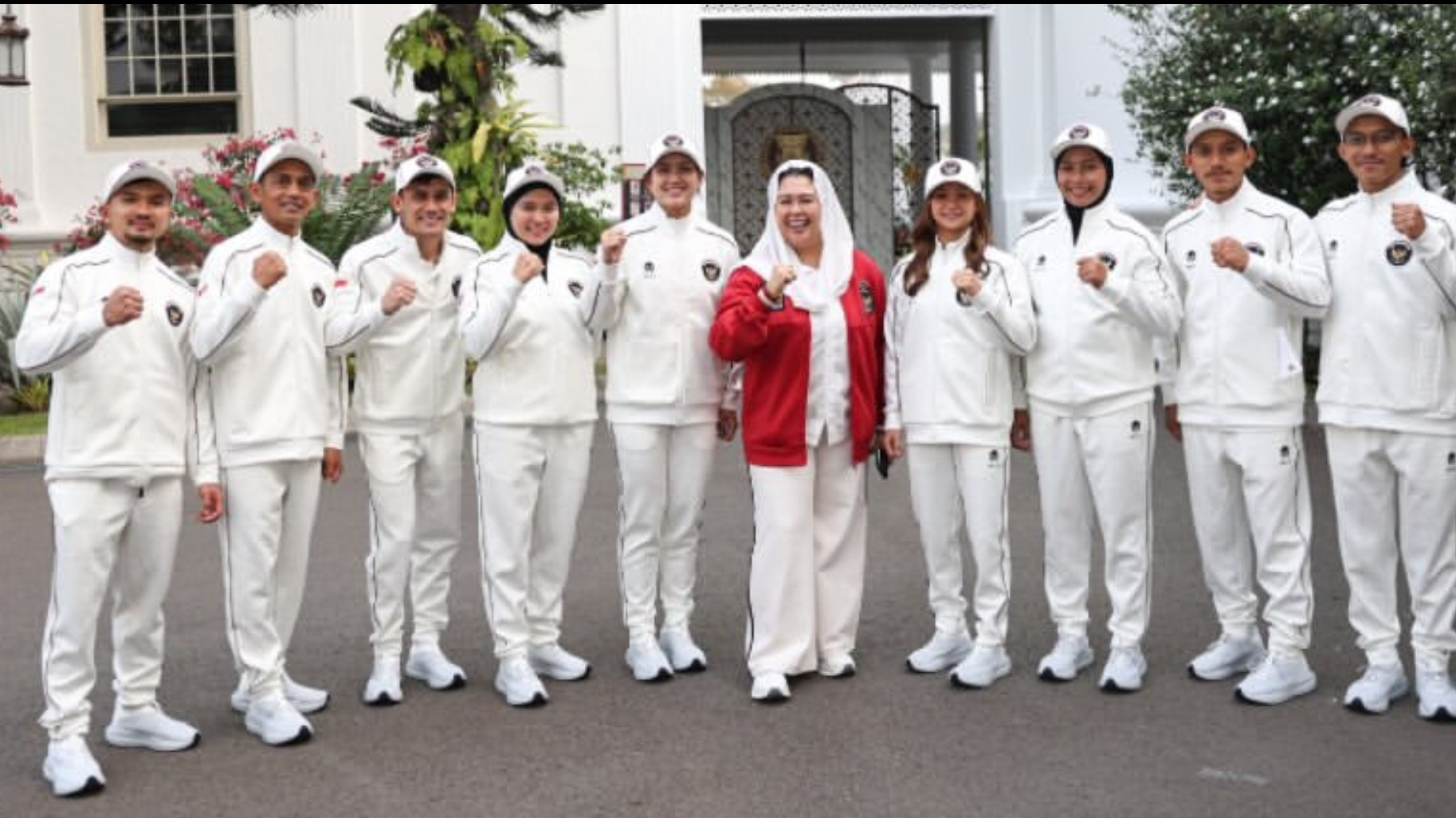 Ketua Umum PP FPTI, Yenni Wahid, bersama PAra Atlet Panjat Tebing Indonesia di Acara Pelepasan di Istana Negara